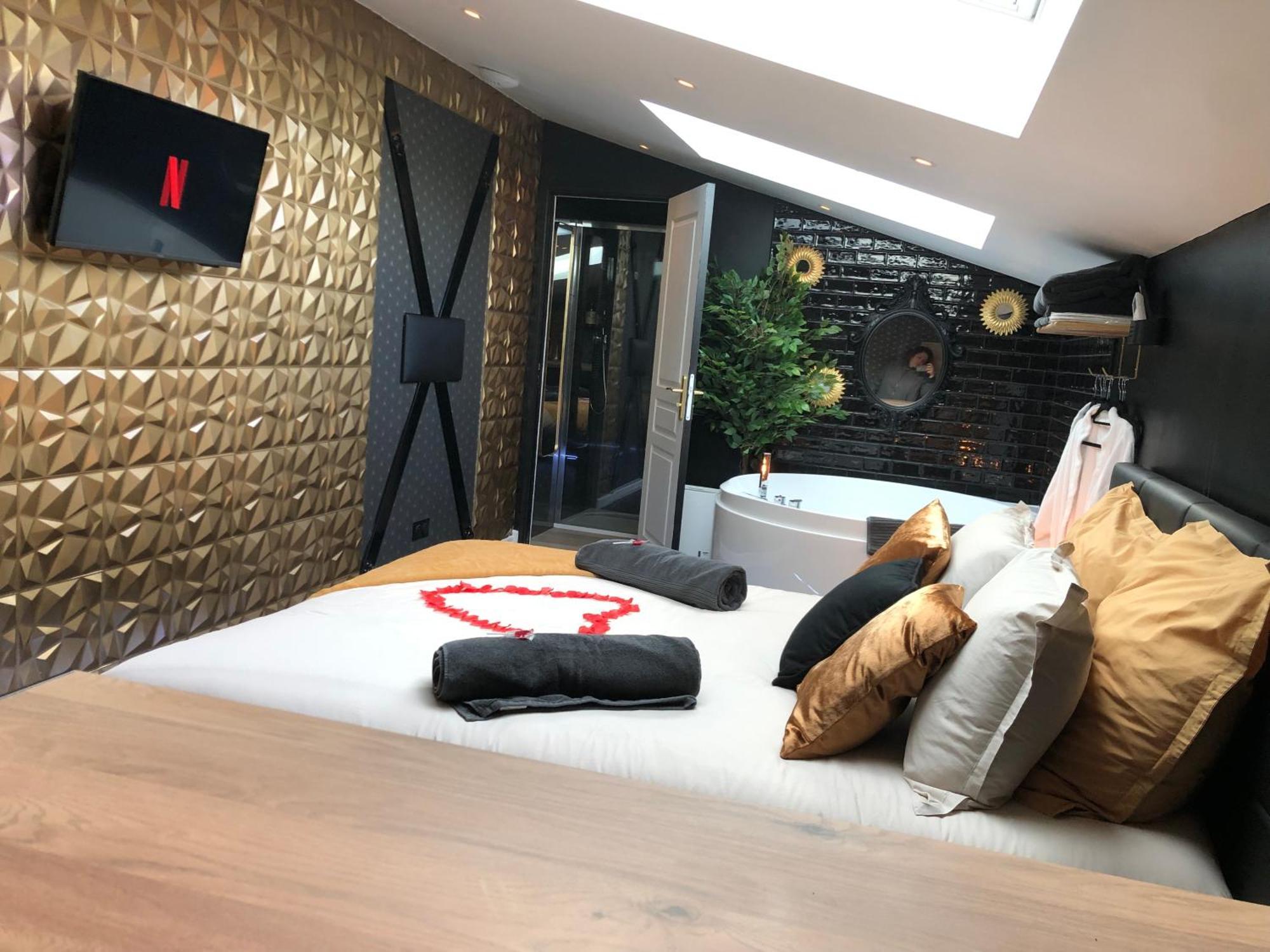 Playroom Et Nuit Insolite Aubie-et-Espessas Extérieur photo