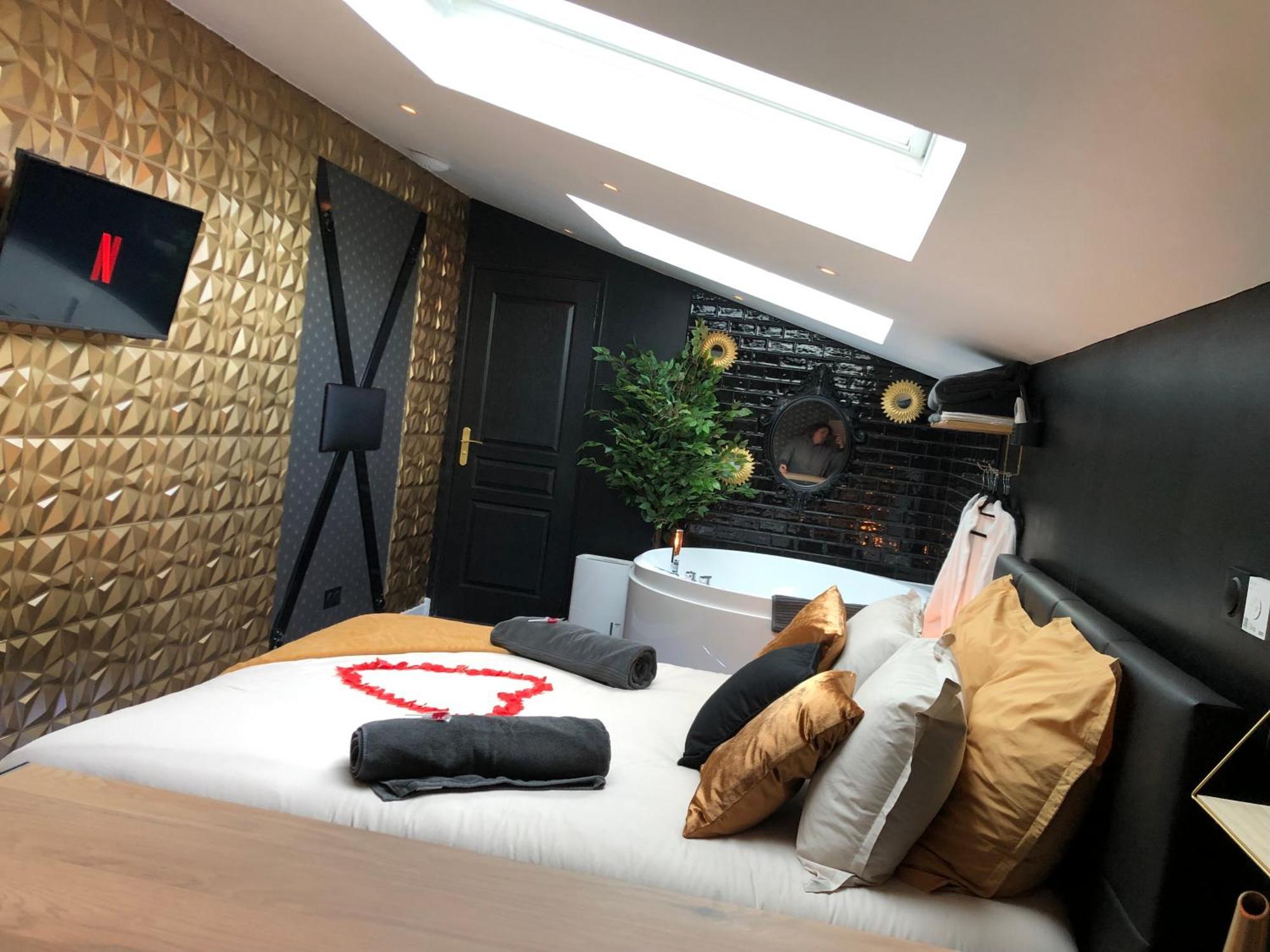 Playroom Et Nuit Insolite Aubie-et-Espessas Extérieur photo