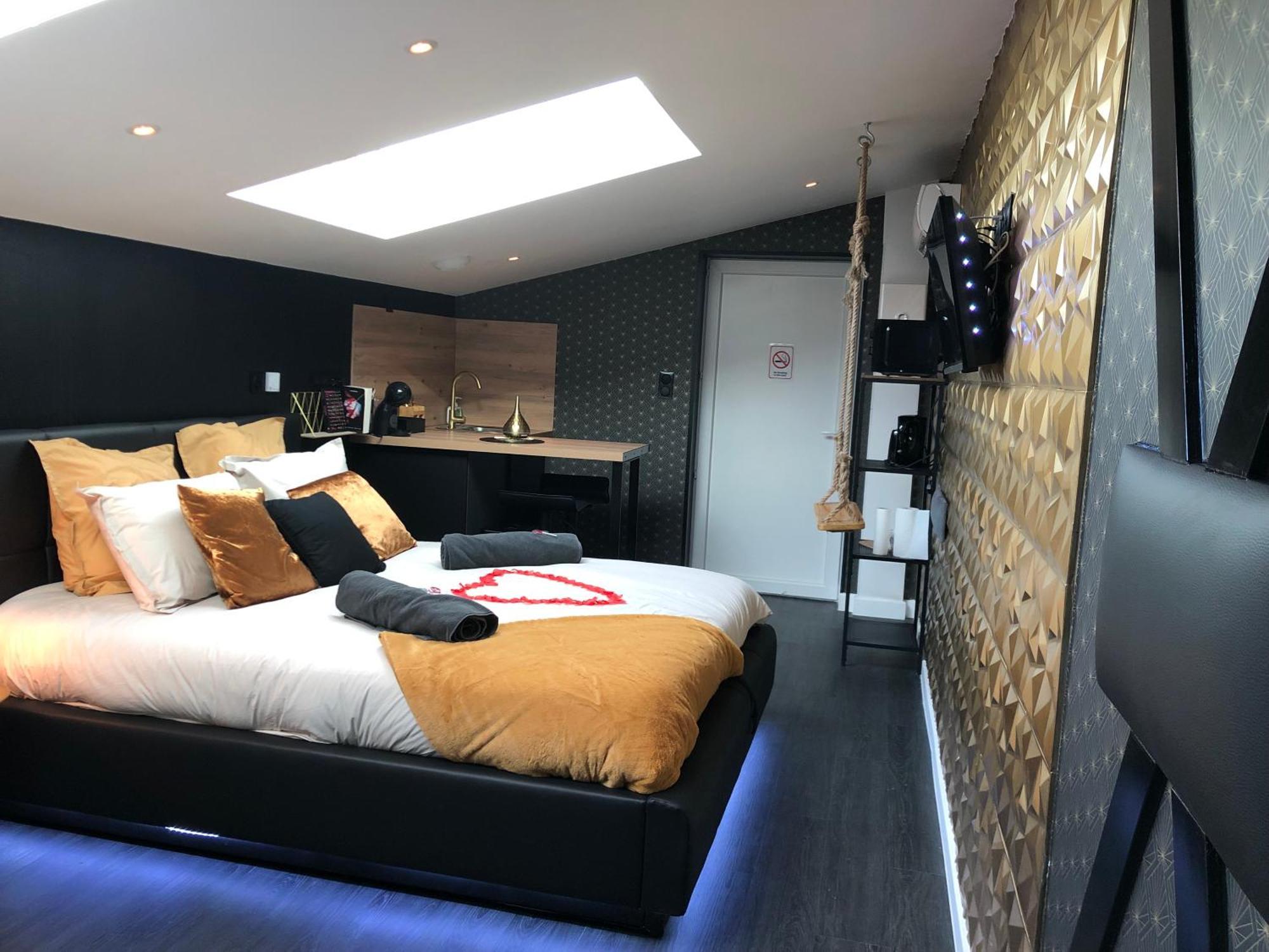 Playroom Et Nuit Insolite Aubie-et-Espessas Extérieur photo