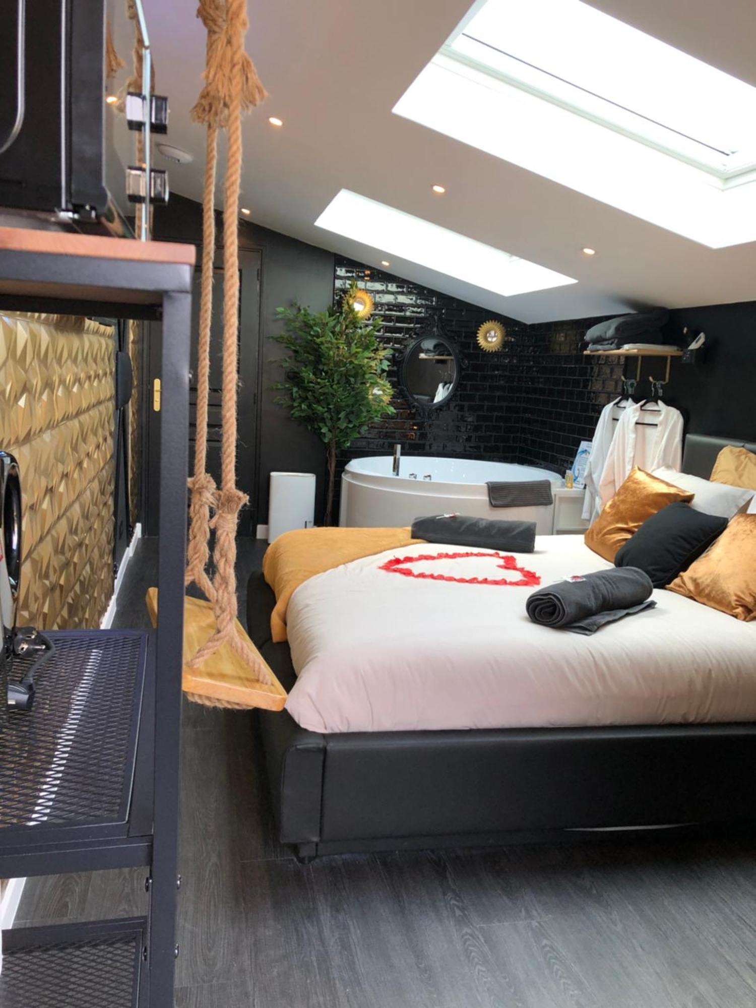 Playroom Et Nuit Insolite Aubie-et-Espessas Extérieur photo