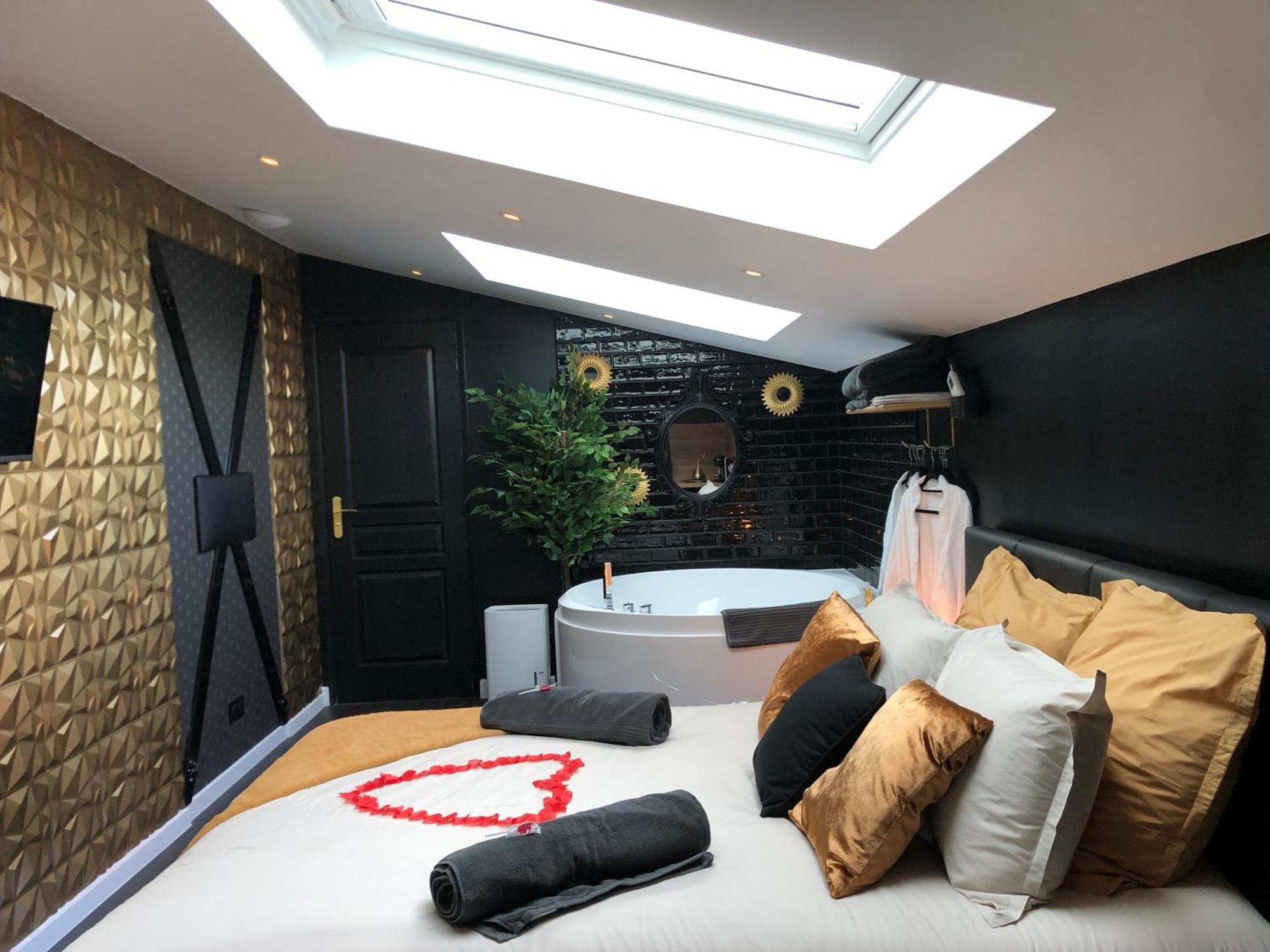 Playroom Et Nuit Insolite Aubie-et-Espessas Extérieur photo